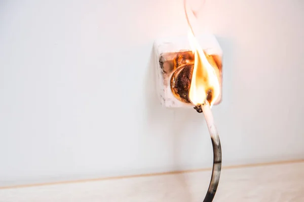 Elektromos rövidzárlat. Kábelezési kábel éget tűz láng — Stock Fotó