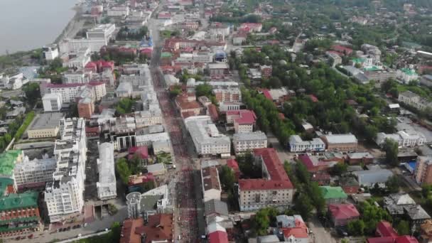 Томск, Россия - 9 июня 2019 года: Международная толпа бегунов марафона Jarche финиширует — стоковое видео