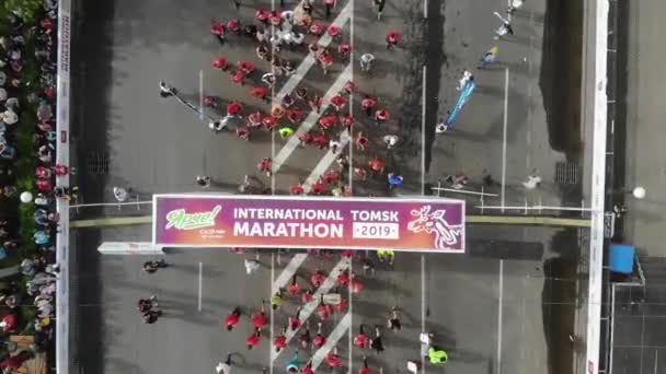 Tomsk, Rusia - 9 de junio de 2019: Maratón Internacional Jarche atletas corredores multitud están en el final — Vídeos de Stock