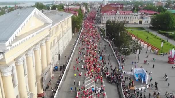 Tomsk, Rusia - 9 de junio de 2019: Maratón Internacional Jarche atletas corredores multitud están en el final — Vídeo de stock