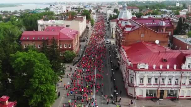 Tomsk, Rusland-9 juni 2019: internationale marathon Jarche atleten lopers menigte zijn op Finish — Stockvideo