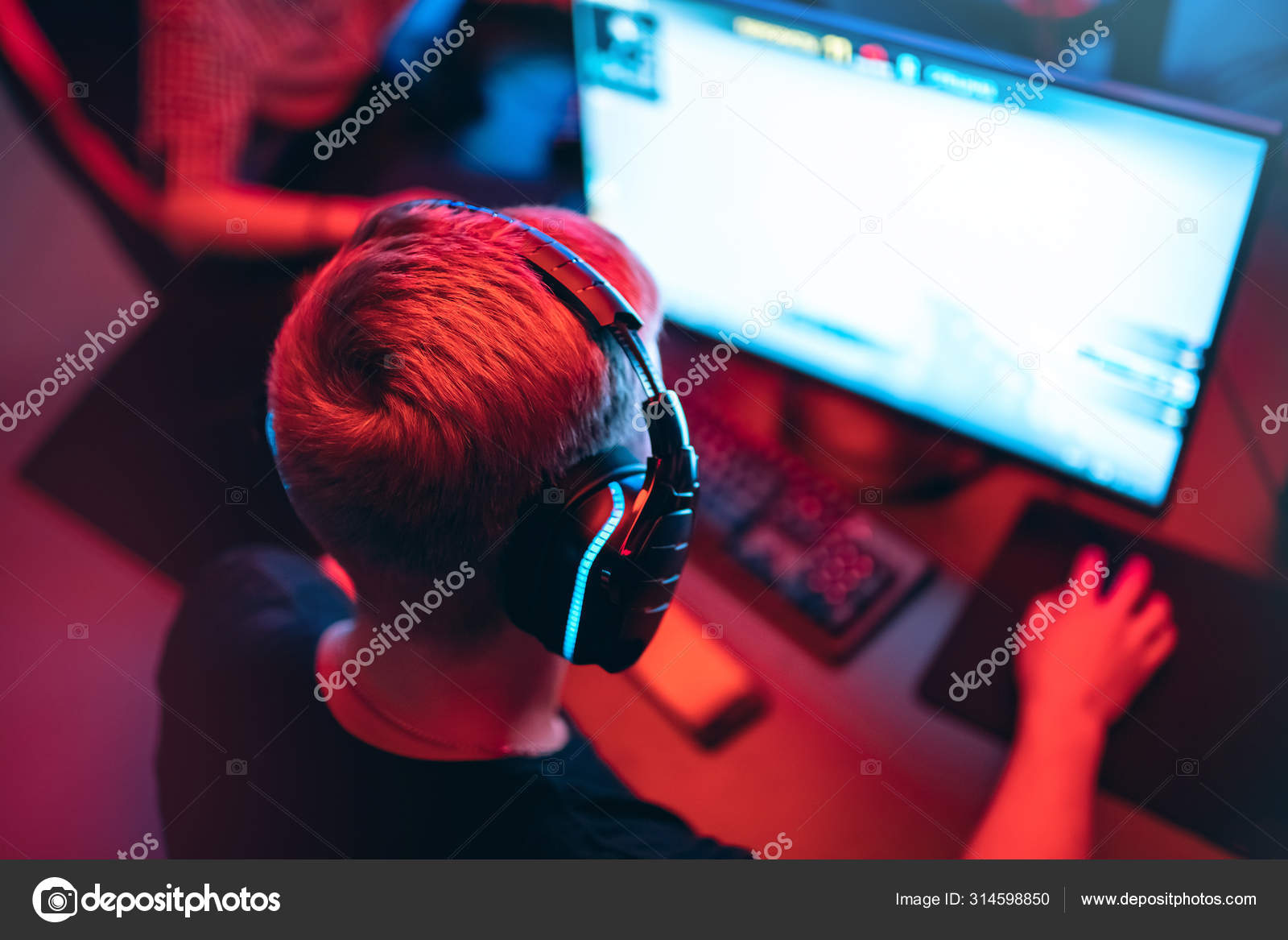Jogador Profissional Jogando Torneios De Jogos Online Computador