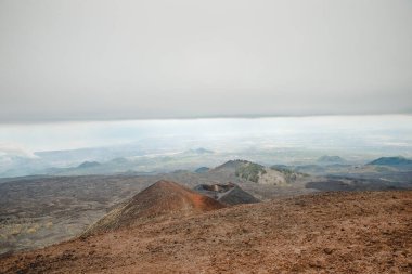 Etna Yanardağı kraterinin tepesinde, donmuş soğuk lav dumanları, kalın bulutlar.