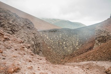 Etna Yanardağı kraterinin tepesinde, donmuş soğuk lav dumanları, kalın bulutlar.