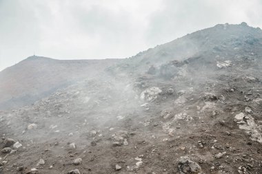 Etna Yanardağı kraterinin tepesinde, donmuş soğuk lav dumanları, kalın bulutlar.