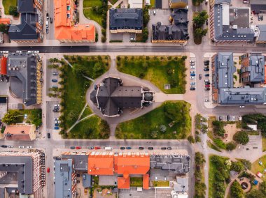 Lulea, İsveç - 05 Temmuz 2019 Panorama Şehri, Katedral güneşli bir gün, mavi gökyüzü