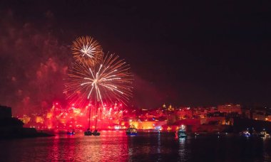 Malta Valletta gece havai fişek festivali. Seyahat kavramı