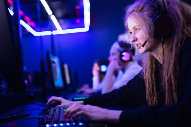 Profesyonel takım oyuncusu çevrimiçi oyunlar bilgisayar esport turnuvaları oynuyor