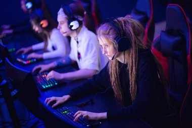 Profesyonel takım oyuncusu çevrimiçi oyunlar bilgisayar esport turnuvaları oynuyor