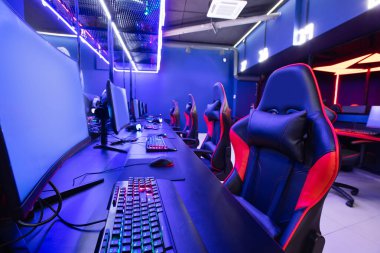 Profesyonel oyun kafe odası, güçlü bir bilgisayar oyunu koltuğu mavisi. Sanal spor arenasını kavra