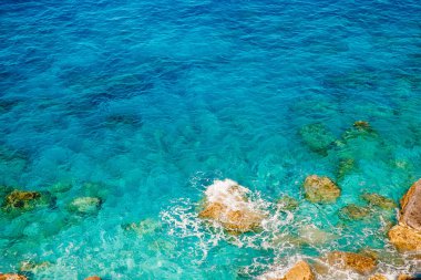 Büyük taşlı mavi zümrüt deniz suyu. Rocky Shore şeffaf turkuaz alt Malta
