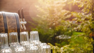 Bira fıçıları olan ahşap fıçılar barlara içki dolduruyorlar, yaz partileri.