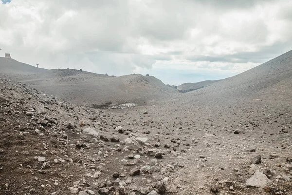 Högst upp på kraterberget Etna vulkan, frusen kall lavarök, tjocka moln — Stockfoto