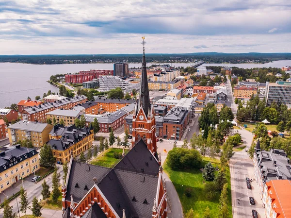 Lulea, Švédsko - 05. července 2019: Panorama City, katedrála, slunečný den, modrá obloha — Stock fotografie