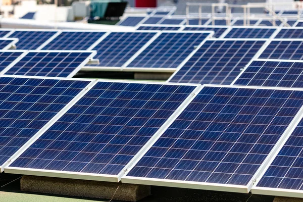 Ensemble de panneaux solaires montés sur le toit du bâtiment. Écoconcept des énergies renouvelables — Photo