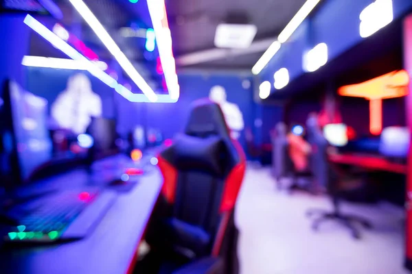 Blurred fundo profissional gamer jogar torneios online jogos computador com fones de ouvido, vermelho e azul — Fotografia de Stock