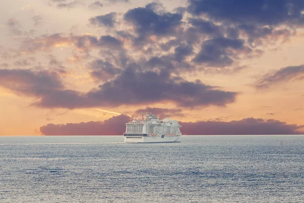 Luksusowy statek wycieczkowy zachód słońca w błękitnym morzu z chmurami — Zdjęcie stockowe