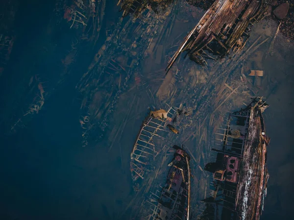 Cimetière de vieux navires Teriberka Mourmansk Russie, restes en bois de bateaux de pêche industrielle en mer. Concept d'industrialisation. Vue aérienne du dessus — Photo