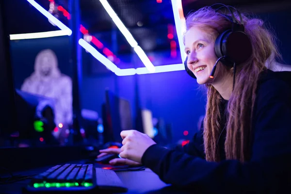 Streamer hermosa chica sonríe jugador profesional jugando juegos en línea ordenador, color neón — Foto de Stock
