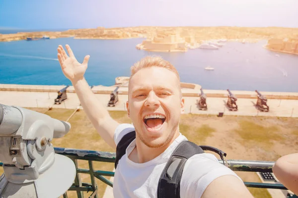 Valletta Malta glad turist man i glasögon gör selfie foto på bakgrund panorama pistol bay — Stockfoto