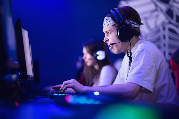 Team professionelle Spieler spielen Turniere Online-Spiele Computer mit Kopfhörern, rot und blau — Stockfoto