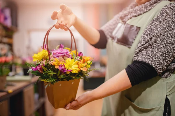 Florista menina segura flores buquê rosas rosa e crisântemos amarelos na caixa de presente — Fotografia de Stock