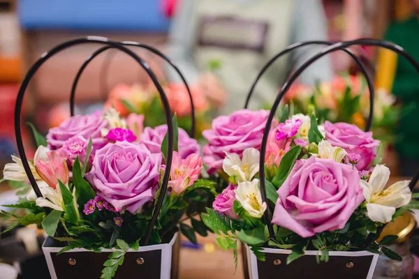 Bouquets de fleurs roses roses dans des boîtes en carton cadeau dans la boutique de fleuristes — Photo