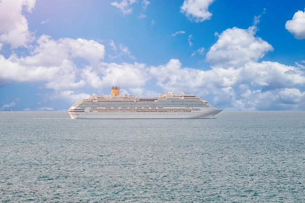 Luxe cruiseschip verlaat haven in blauwe zee lucht met wolken — Stockfoto