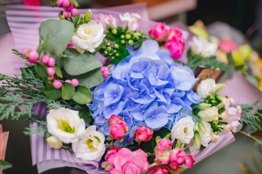 Renkli parlak buketler kırmızı, pembe, mavi, yeşil, sarı gül çiçekleri, kasımpatılar, okaliptüsler, orkideler