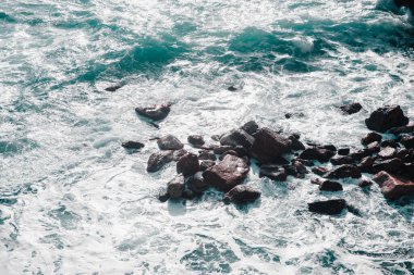 Beyaz köpüklü mavi deniz suyu yüzeyi