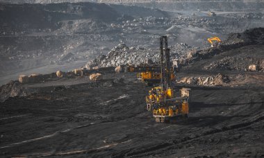 Kömür madeni açın. Sondaj makinesi sıkıcısı patlayıcılar yerleştiriyor.