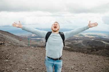 Turist Sicilya 'daki Etna Dağı' nın zirvesine tırmandı. Seyahat dağları kavramı