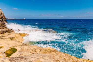 Kıyıdaki mavi denizdeki tuğla kayalardan yapılmış Malta askeri kalesi Valetta manzaralı.