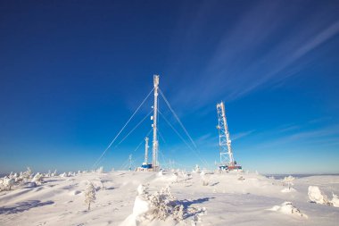 Meteoroloji istasyonu Kuzey, antenler kar, mavi açık gökyüzü