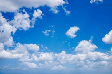 Güzel mavi gökyüzü bulutları arka plan, doğal doku, güneşli gün