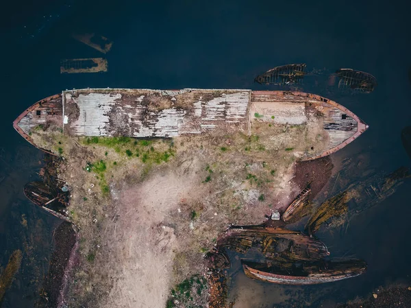 Cemitério de navios antigos em Teriberka Murmansk Rússia, foto dramática. Vista aérea superior — Fotografia de Stock