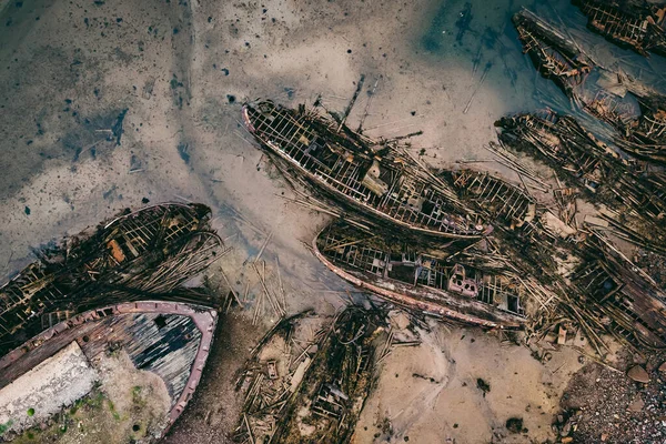 Hřbitov starých lodí v Teriberka Murmansk Rusko, dramatická fotografie. Letecký pohled shora — Stock fotografie