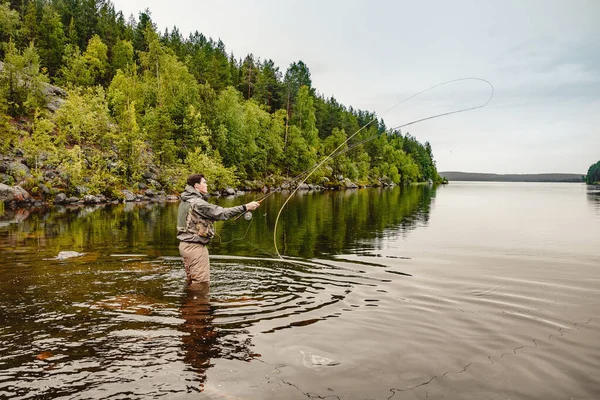 Technique de pêche à la mouche en rivière de montagne, instructions — Photo