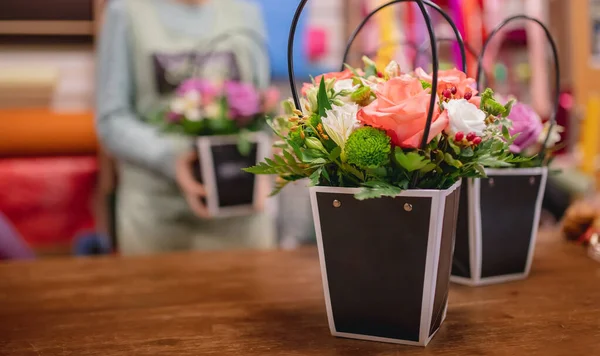 Bouquets de fleurs dans des boîtes en carton cadeau dans la boutique de fleuristes — Photo
