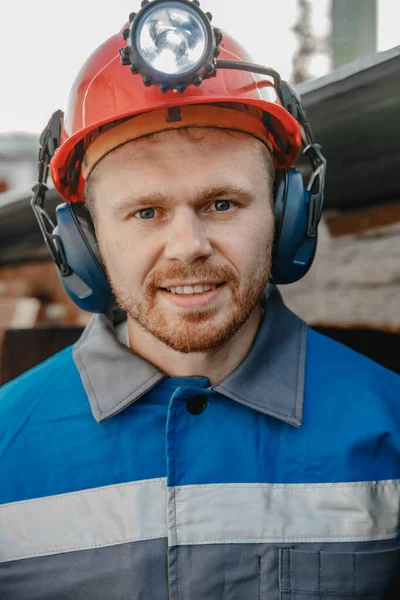 Портрет шахтёра в шлеме с фонариком в подземной шахте. Концепт промышленного инженера — стоковое фото