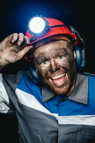 Minero después de trabajar en la mina de carbón. Concepto ingeniero industrial — Foto de Stock