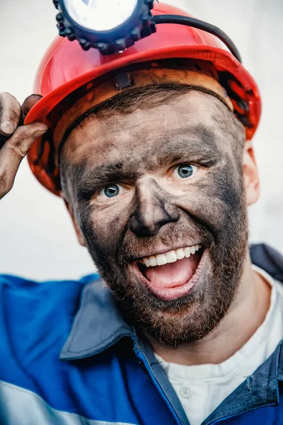 Bányász boldog ember mosolygott, miután szénbányán dolgozott. Fogalom ipari mérnök — Stock Fotó