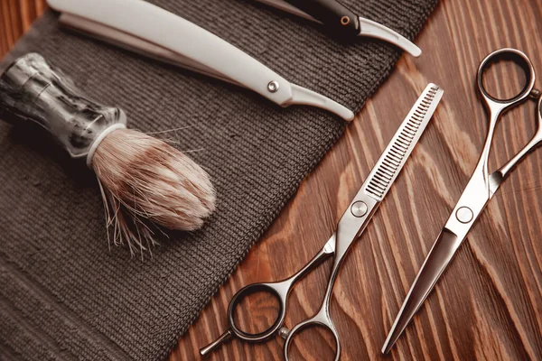 Barbearia fundo para homens salão de beleza, ferramentas de cabeleireiro tesoura, navalha, pente, espaço de cópia — Fotografia de Stock