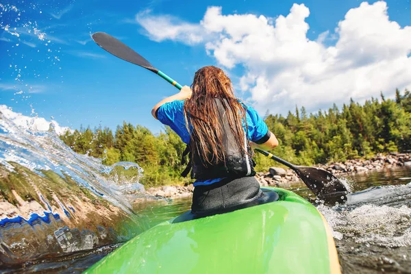 Mujer joven en kayak con spray de remo. Concepto de viaje día de verano —  Fotos de Stock