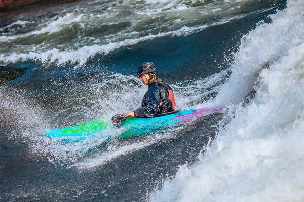 Fehérvízi kajakozás, extrém sport rafting. A kajakos fickó a hegyi folyón hajózik. — Stock Fotó