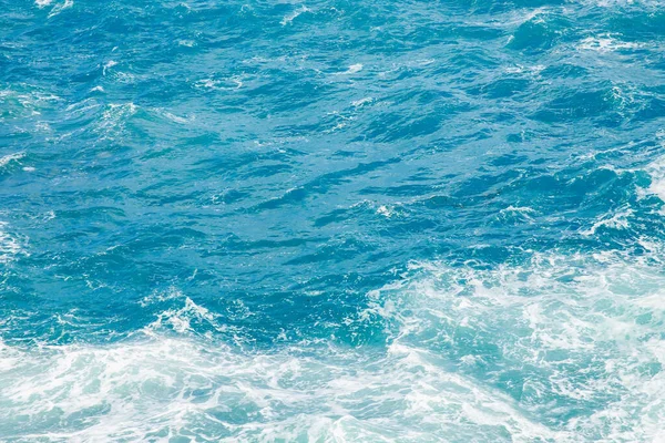 Fundo natural mar azul com ondas, azul praia de água clara — Fotografia de Stock