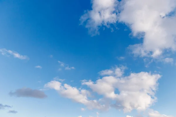 Schöne blaue Himmel Wolken Hintergrund, natürliche Textur, sonniger Tag — Stockfoto