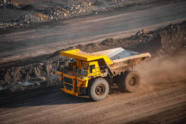 Grande caminhão de mineração amarelo carregado antracite se move mina de carvão poço aberto — Fotografia de Stock