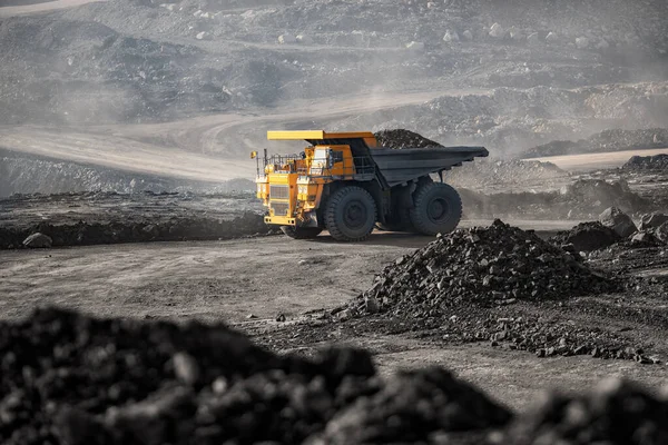Otwarty przemysł kopalniany. Duży żółty górniczy samochód ciężarowy do transportu węgla na drodze kariery — Zdjęcie stockowe
