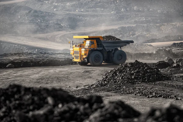 Açık maden endüstrisi. Kömür için büyük sarı maden kamyonu yol kariyerine doğru ilerliyor.